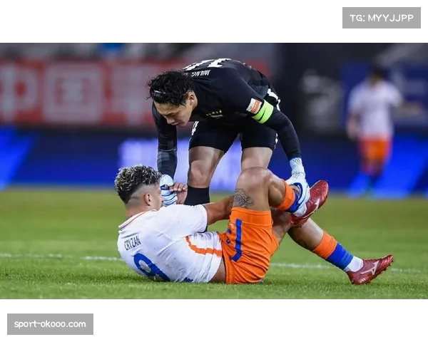 山东泰山阿尔瓦罗关键铲抢封堵必进球,赛后获王大雷拥抱鼓励 山东泰山阿尔瓦罗关键铲抢封堵必进球,赛后获王大雷拥抱鼓励